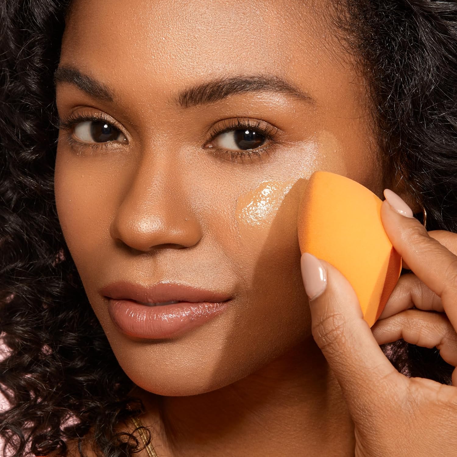 Губка для макияжа Real Techniques Miracle Complexion для нанесения тонального крема с полным покрытием в дорожном футляре (упаковка и цвет могут отличаться), фото 8