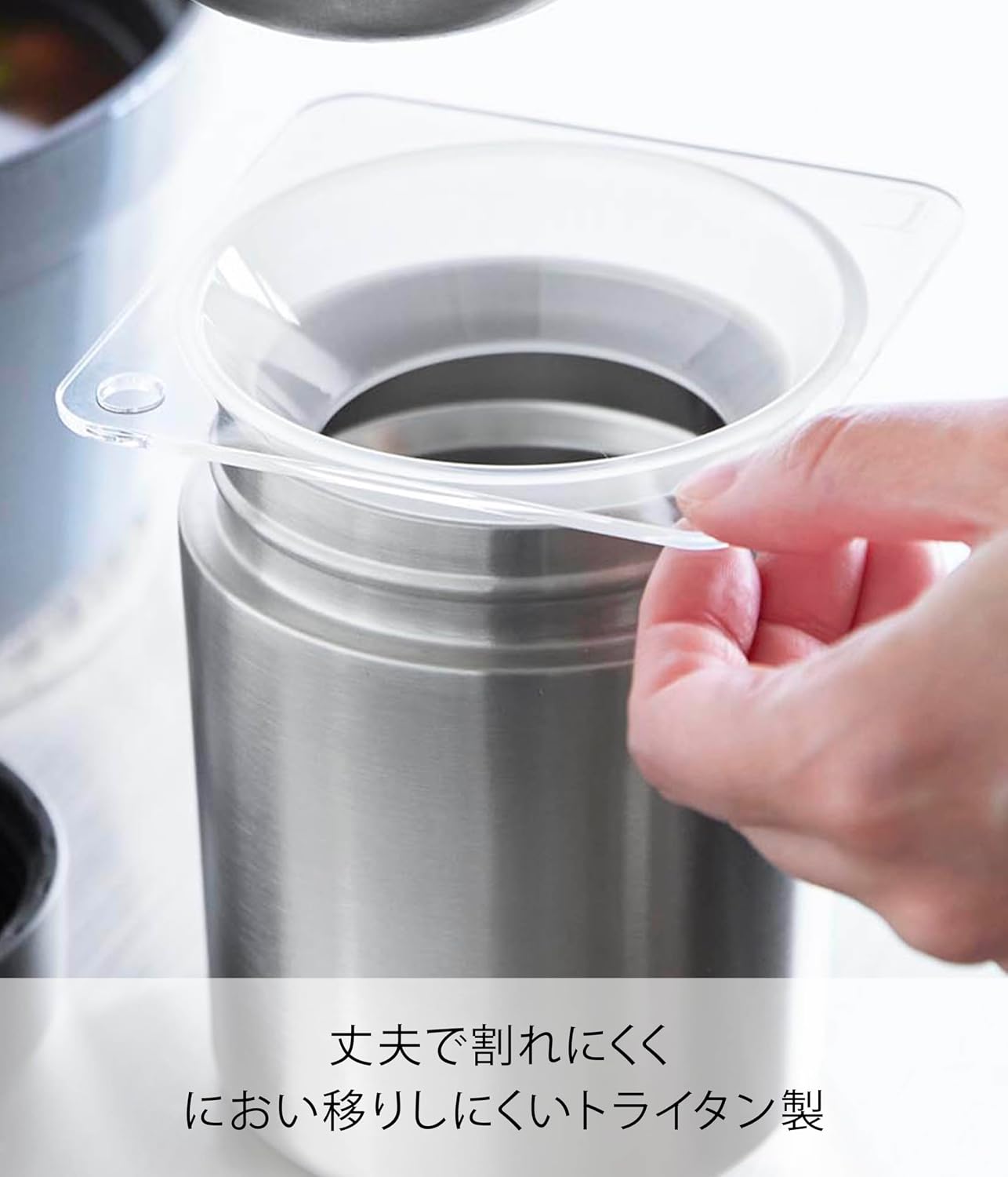 Воронка Yamazaki 11028 для суповых банок, прозрачная, Корпус: Ш 3,9 х Г 3,9 х В 1,0 дюйма (10 х 10 х 2,5 см), Башня, Широкое горлышко, Термостойкая, Можно мыть в посудомоечной машине, Тритан, Непроливайка, фото 6